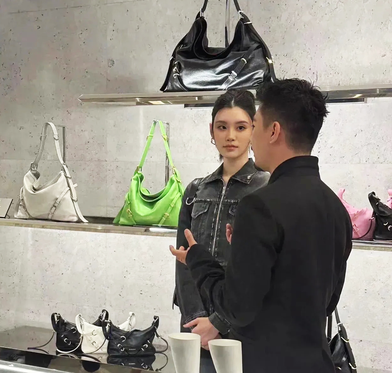 奚夢瑤在紀(jì)梵希門店做品牌宣傳活動(dòng)