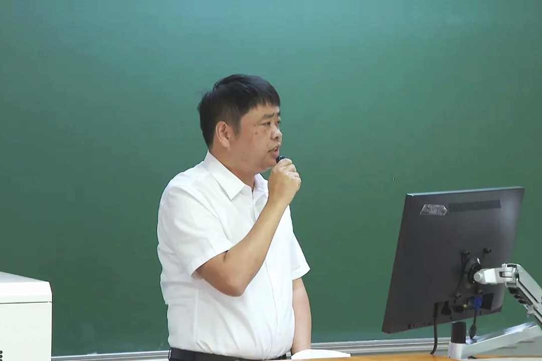 汝城縣委常委、副縣長李寧作“講好半條被子故事，走好新時代長征路”主題報告
